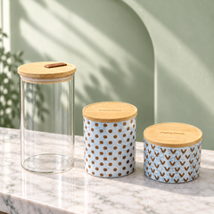 برطمانات تخزين شفافة ومزخرفة بأغطية بمظهر خشبي | Transparent and patterned storage jars with wood-look lids